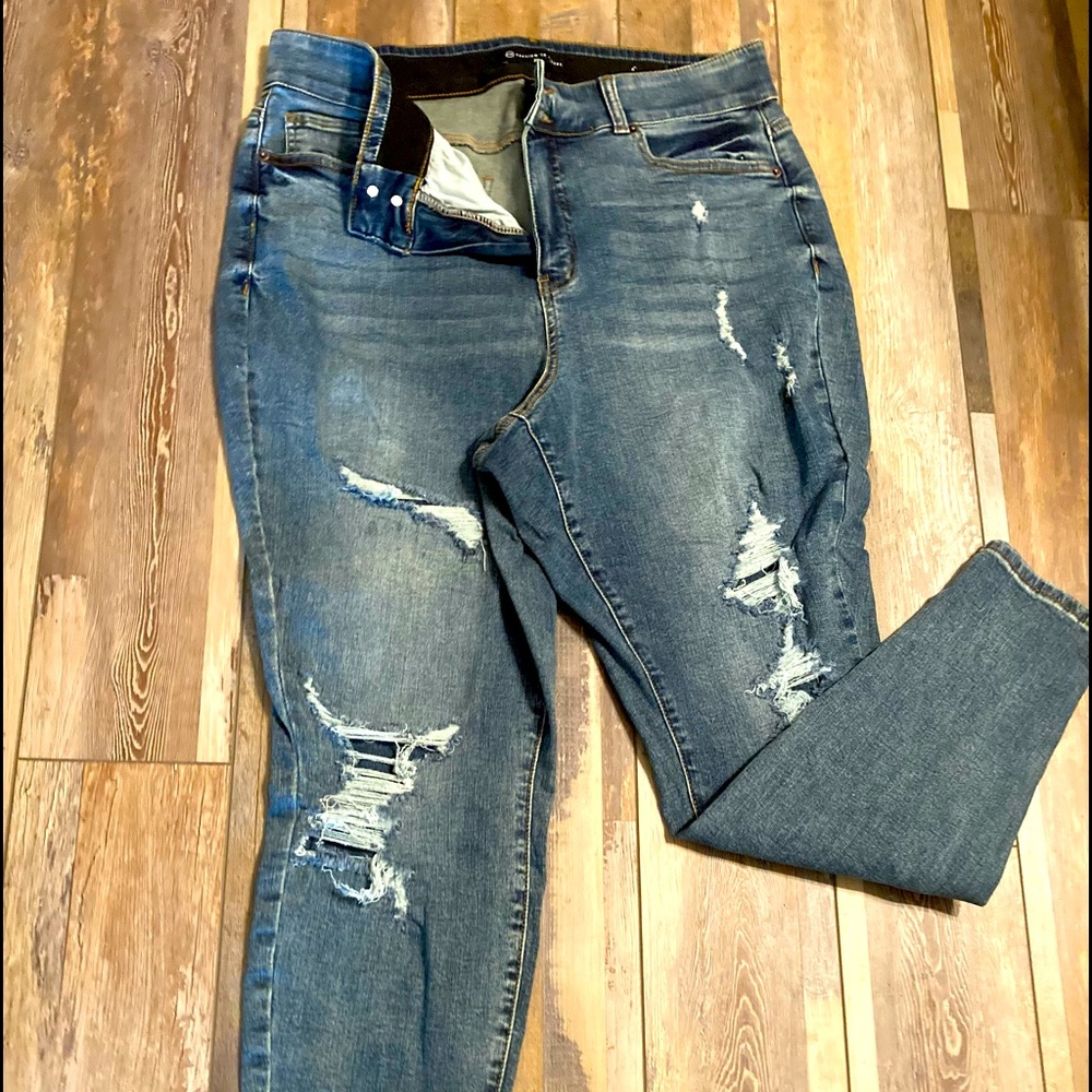 Stretch destructive denim jeans